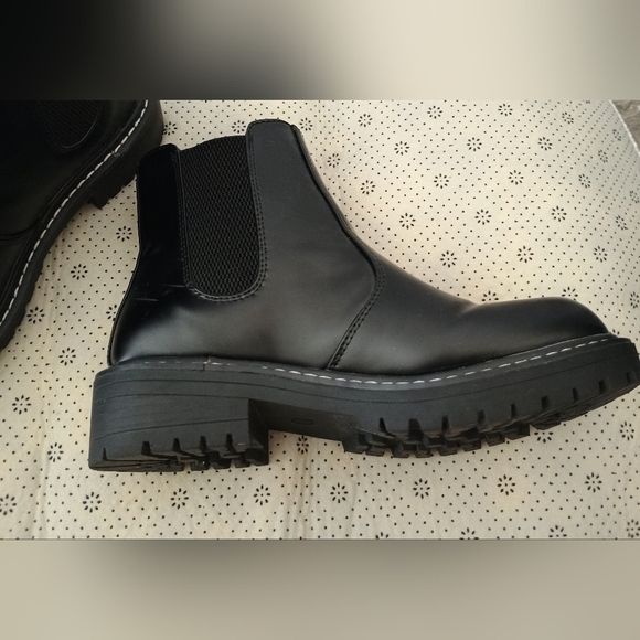 Ichigo Women's Black Chelsea Ankle Booties - Picture 9 of 12